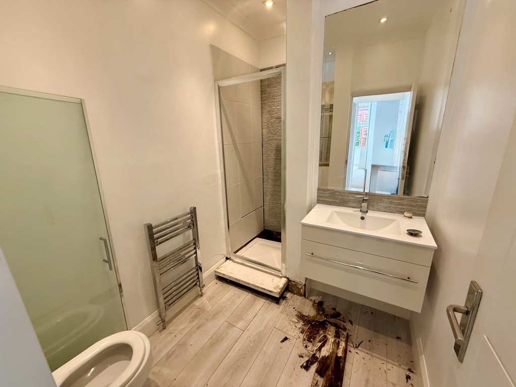 Lot: 1 - WELL PRESENTED TWO-BEDROOM FLAT WITH GARDEN AND PARKING - Shower room with W.C.